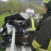 Auto contro guard rail, conducente in ospedale