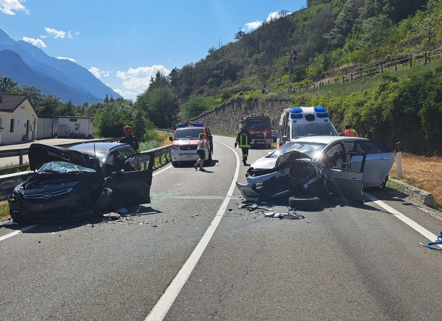 Quattro feriti in un frontale tra due vetture sulla statale 26 a Pontey