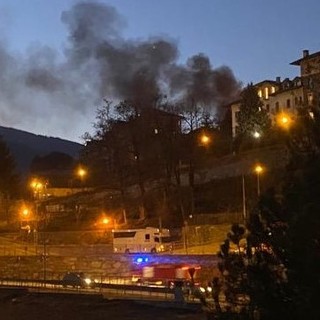 Un mezzo dei Vigili del fuoco sale rapidamente verso il luogo dell'incendio