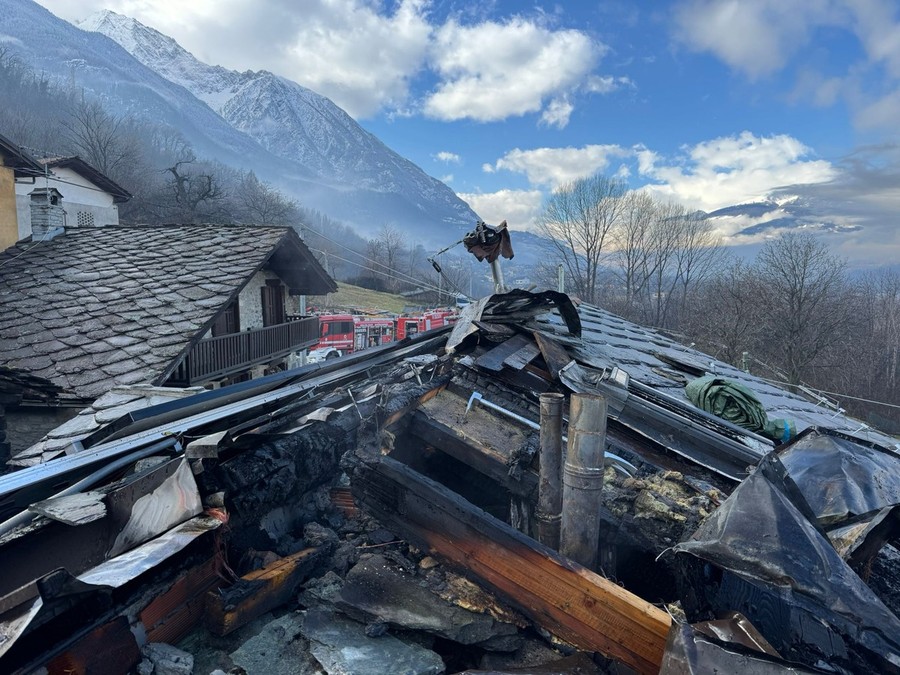 Incendio nel sottotetto, inagibile un'abitazione a Saint-Marcel