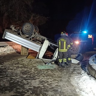 Furgone del latte si ribalta sulla strada per Valpelline