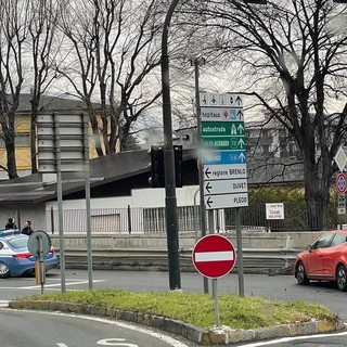 Volante della polizia a sirene spiegate si scontra con un'auto ad Aosta