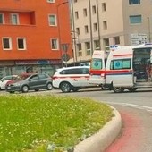 Aosta, ciclista investita da un'auto in una rotatoria