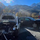 Scontro tra due auto sulla statale a Nus, due feriti