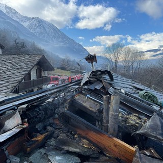 Incendio nel sottotetto, inagibile un'abitazione a Saint-Marcel