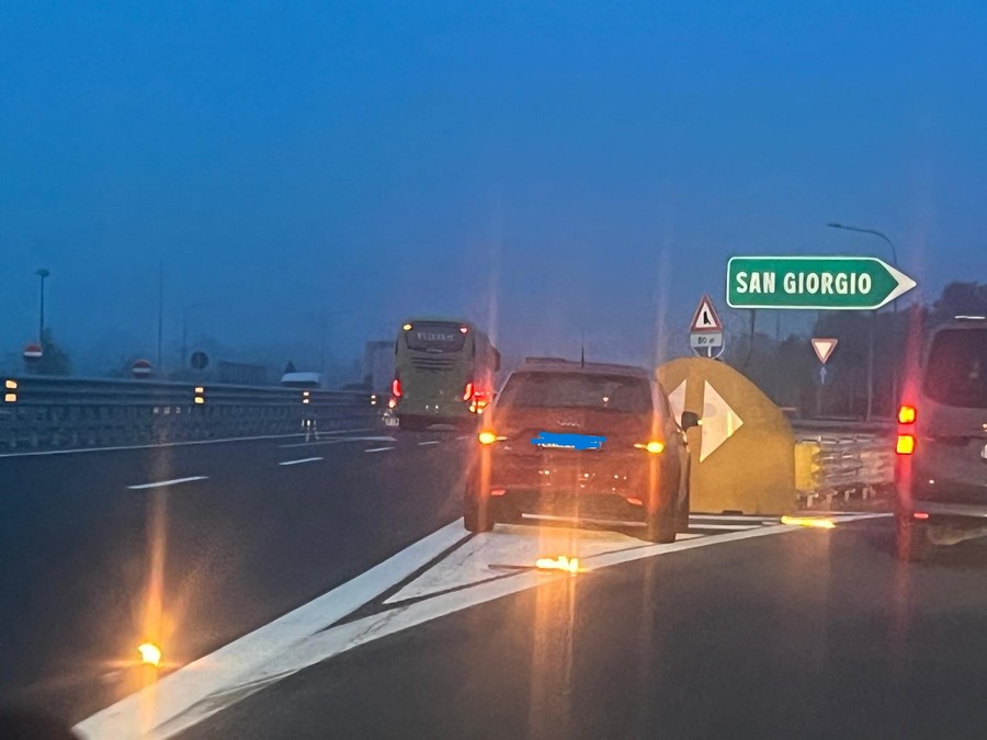 Tir in fiamme sulla A5, autostrada chiusa a san Giorgio in direzione Aosta