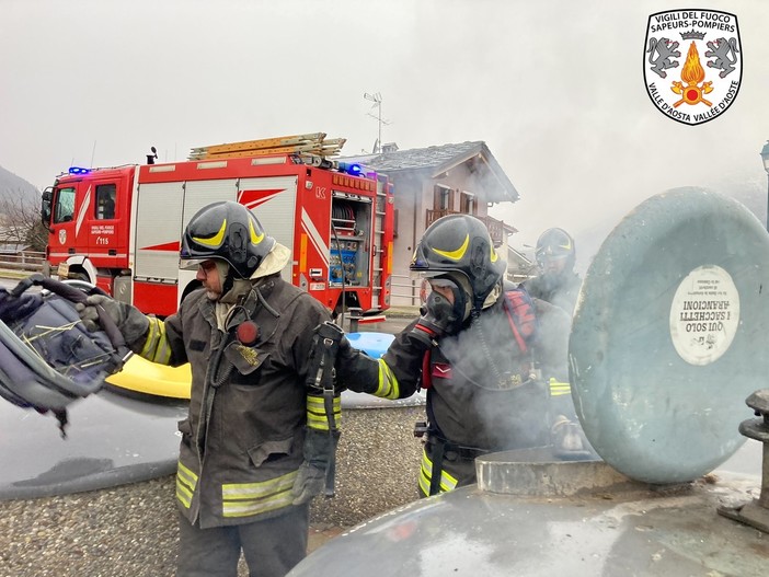 Ceneri ancora calde gettate in spazzatura, brucia un 'molok' a Gressan