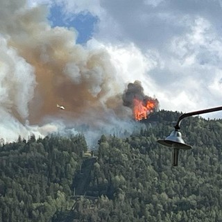 Nella foto di un lettore, l'elicottero in avvicinamento verso le fiamme