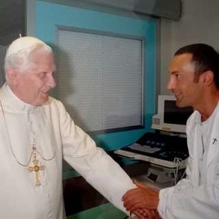 Papa Ratzinger all'ospedale di Aosta incontra don Isidoro Mercuri Giovinazzo