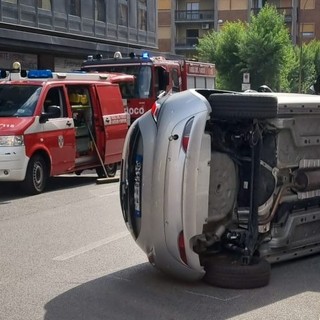 Scontro tra auto ad Aosta, una si ribalta; cinque minorenni in ospedale