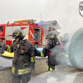 Ceneri ancora calde gettate in spazzatura, brucia un 'molok' a Gressan