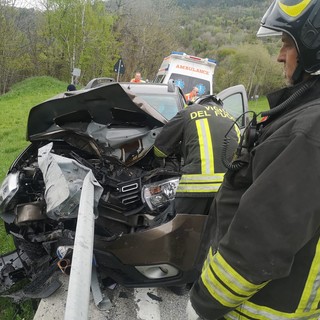 Auto contro guard rail, conducente in ospedale