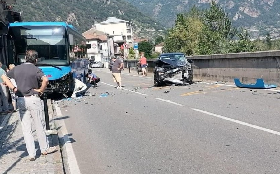 Auto contro pullman, due feriti e circolazione bloccata in statale 26 a Donnas