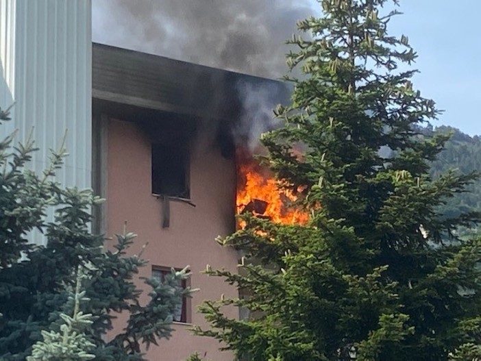 Alloggio a fuoco ad Aosta, esplode tubatura del metano VIDEO