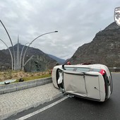 Si ribalta con l'auto nella rotonda di Arvier, conducente ferita