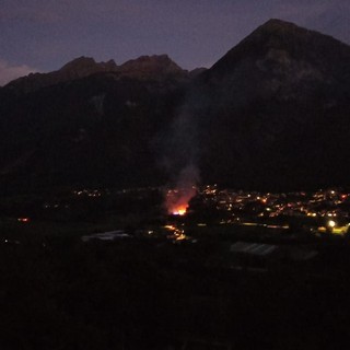 L'incendio del maneggio visto dalla collina di fronte