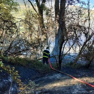 Domato da forestali e pompieri incendio boschivo a Les Iles di Brissogne