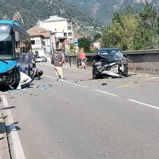 Auto contro pullman, due feriti e circolazione bloccata in statale 26 a Donnas