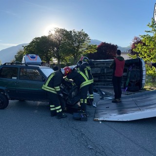 Auto si ribalta sul fianco dopo lo scontro, due feriti in ospedale