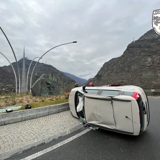 Si ribalta con l'auto nella rotonda di Arvier, conducente ferita