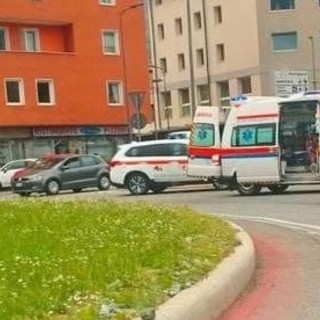 Aosta, ciclista investita da un'auto in una rotatoria