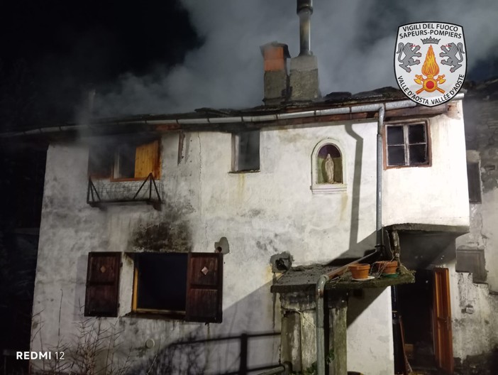 Incendio devasta palazzina a Pontboset