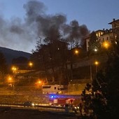 Un mezzo dei Vigili del fuoco sale rapidamente verso il luogo dell'incendio