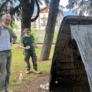 Marco Jaccond accanto alla sua opera durante il lavoro di ripulitura