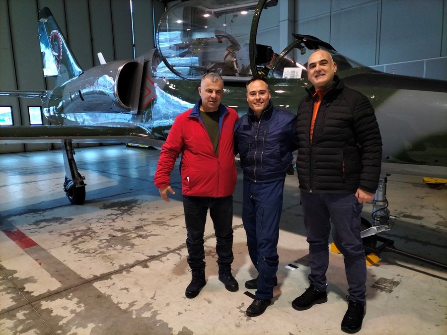 Piloti sportivi dall'Albania per volare con il mitico Jet L39 Albatros nei cieli della Valle d'Aosta