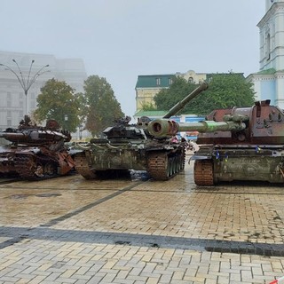 Nelle foto in esclusiva per LAPRIMALINEA.IT  (cliccare sulla prima per avviare la minigallery) la mesta parata a Kiev dei carri armati nella giornata che avrebbe dovuto festeggiare la Liberazione della Seconda guerra mondiale e scene di quotidiana devastazione nell'Oblast di Cerkasy