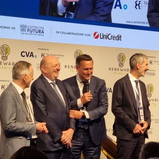 Il Presidente della Giunta, Renzo Testolin; il presidente di Cva, Marco Cantamessa; il ministro dell'Ambiente e della sicurezza energetica, Gilberto Pichetto Fratin, l'Au di Cva, Giuseppe Argirò, il direttore di Cva, Enrico De Girolamo ed Enrico Letta sul palco di Renewable Thinking