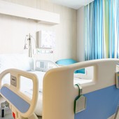 Casi Covid in aumento, anziani dall'ospedale alle micro per lasciar liberi posti letto