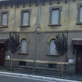 Vetri rotti pericolanti; intervento dei Vigili del fuoco in via Elter ad Aosta