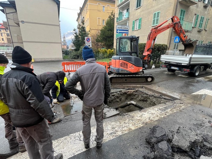 Aosta, si lavora alla voragine in via Monte Vodice, circolazione modificata