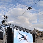 Andrea Loreni cammina nel cielo sopra piazza Chanoux (cliccare sull'immagine per avviare la mini gallery)