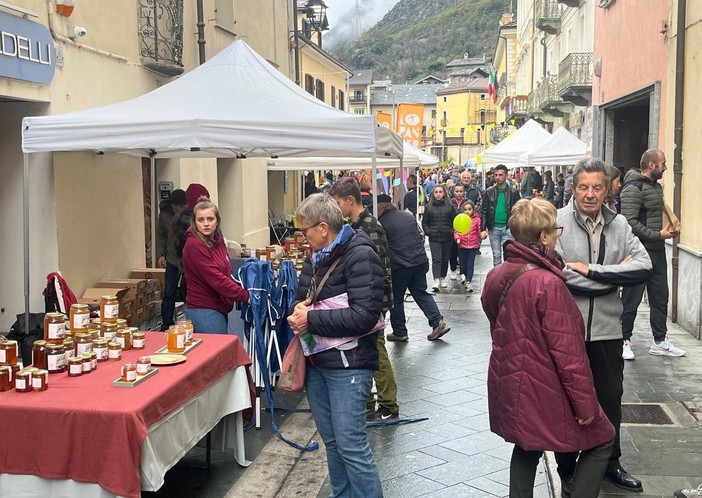 Folla 'gourmand' alla Sagra del Miele (cliccare sull'immagine per avviare la gallery)