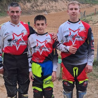 Da sn con maglia gara: Ugo Cosentino Ugo cat. Veteran, Alessandro Brean (dietro i figuranti) categoria MX1, Vincenzo Bove classe 125,  Francesco Fonte e Davide Bionaz nella categoria MX2