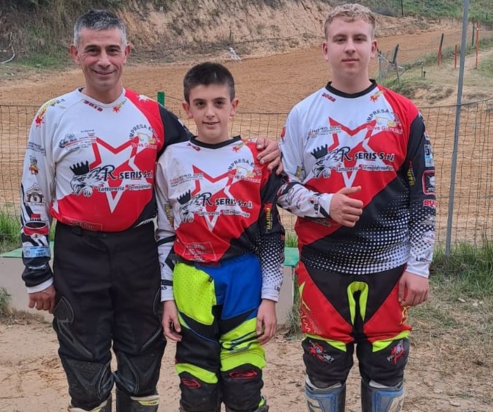 Da sn con maglia gara: Ugo Cosentino Ugo cat. Veteran, Alessandro Brean (dietro i figuranti) categoria MX1, Vincenzo Bove classe 125,  Francesco Fonte e Davide Bionaz nella categoria MX2