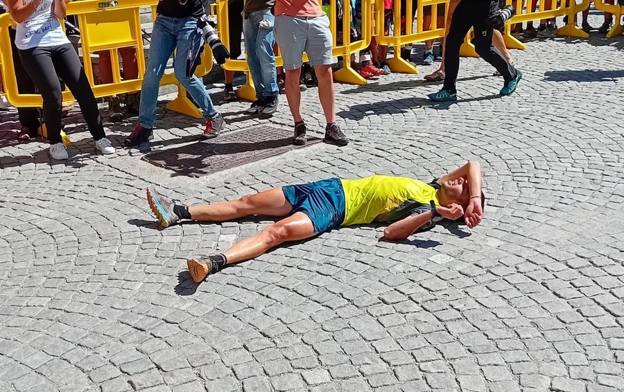 Uno stremato Nadir Maguet all'arrivo dall'impresa (foto di Marco Pellissier)