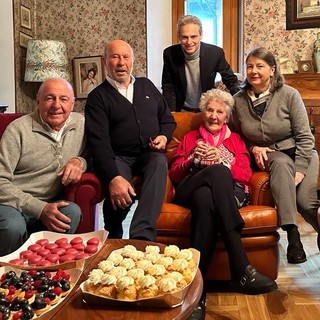 Foto di gruppo per tre generazioni di Marcoz: da sn Guido, il cugino di Augusta; il nipote Carlo detto 'Nini'; la centenaria festeggiata e la cugina Antonella. Dietro di loro il sindaco di Aosta, Gianni Nuti