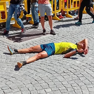 Uno stremato Nadir Maguet all'arrivo dall'impresa (foto di Marco Pellissier)