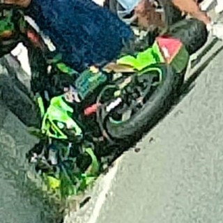 Motociclista esce di strada sulla Statale 26 a Chatillon