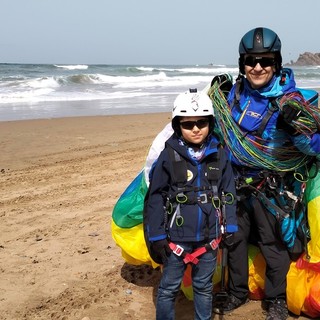 Papà Luigi e il piccolo Valerio in 'parapente' nel cielo del Marocco