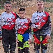 Da sn con maglia gara: Ugo Cosentino Ugo cat. Veteran, Alessandro Brean (dietro i figuranti) categoria MX1, Vincenzo Bove classe 125,  Francesco Fonte e Davide Bionaz nella categoria MX2