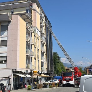 Aosta, da un condominio calcinacci sulle auto