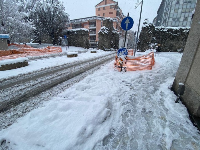 'Tassa rifiuti alle stelle e intanto ci muoviamo sulla neve ghiacciata'