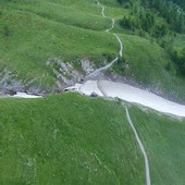 Cade in un buco nel nevaio e finisce in acqua, soccorso escursionista in Val Ferret