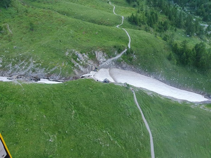 Cade in un buco nel nevaio e finisce in acqua, soccorso escursionista in Val Ferret