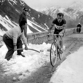 Charly Gaul (1932-2005) sul Gran San Bernardo; questi sono i ciclisti che vogliamo e che amiamo