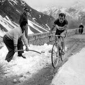 Charly Gaul (1932-2005) sul Gran San Bernardo; questi sono i ciclisti che vogliamo e che amiamo